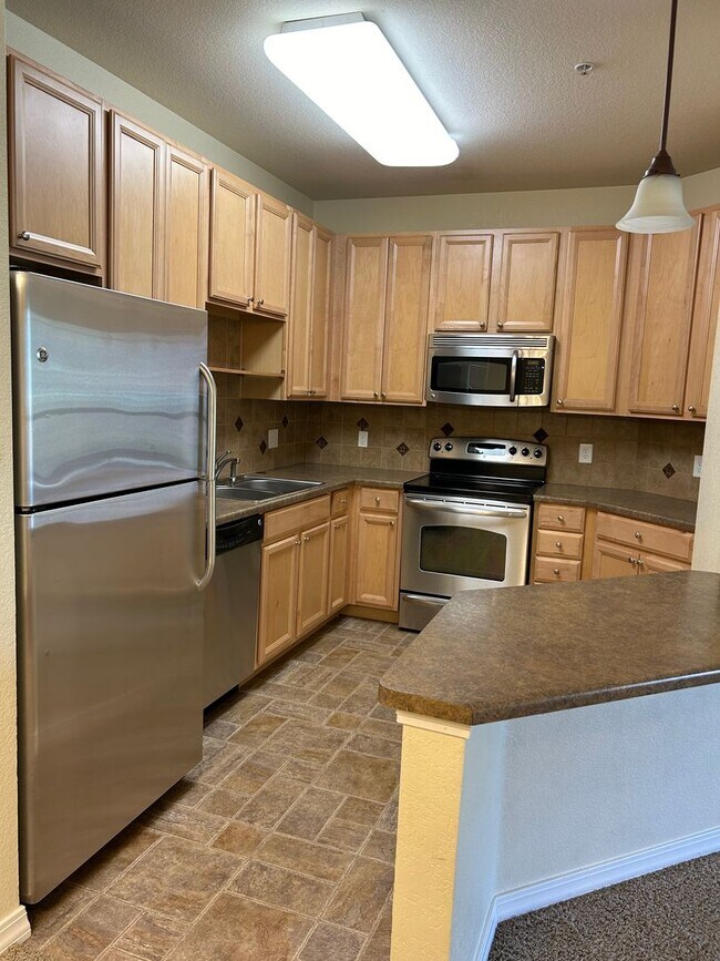 Building Photo - Modern Condo Living in the Heart of Fort C...