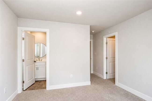 Building Photo - 701 Halcyon Ln