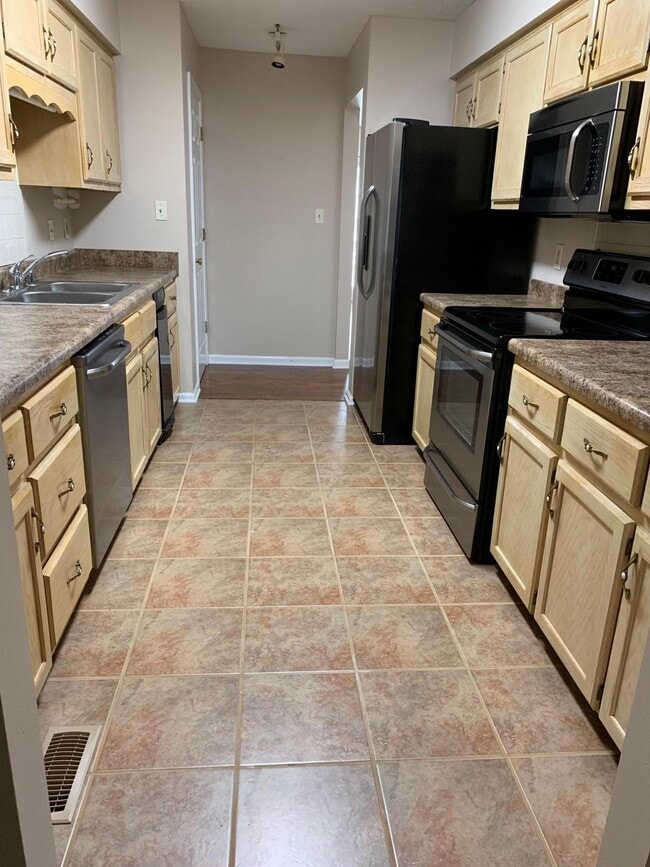 Building Photo - 3499 Lakeside Ct