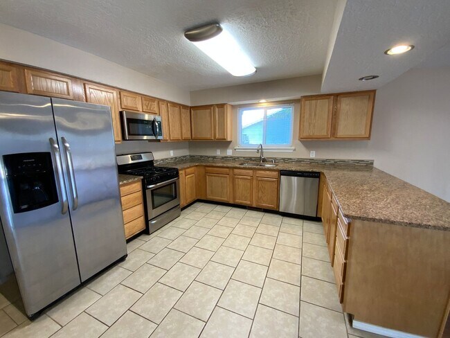 Building Photo - 3 Bedroom Single Story Home Available Near...