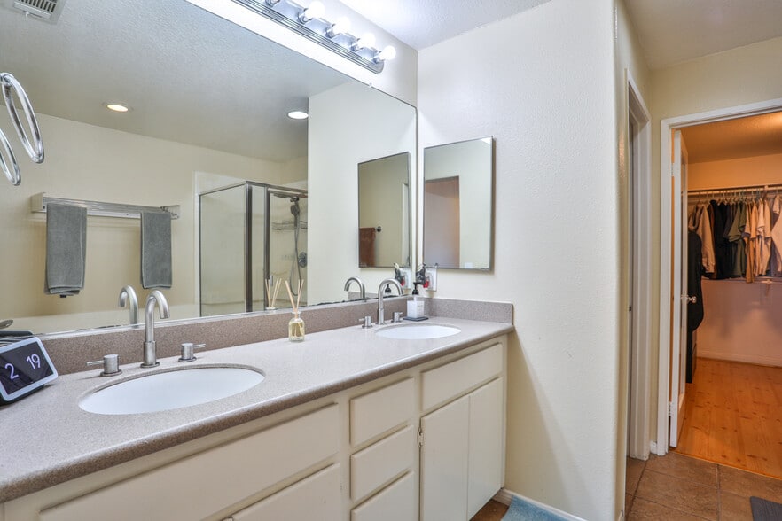 Building Photo - 17828 Woodbine Ct