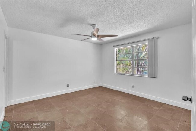 Building Photo - 922 Banks Rd
