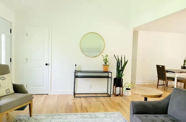 Building Photo - 106 Robinhood Cir