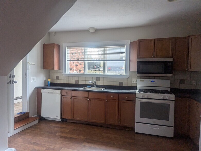 Building Photo - 581 Proctor Ave