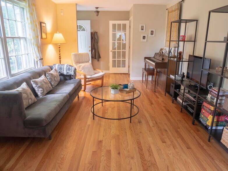 Building Photo - 703 Longview St