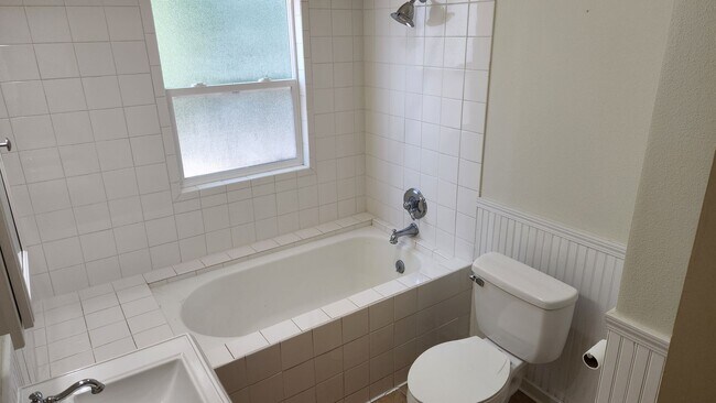 Building Photo - Move in Special! Large Beautiful South Hil...