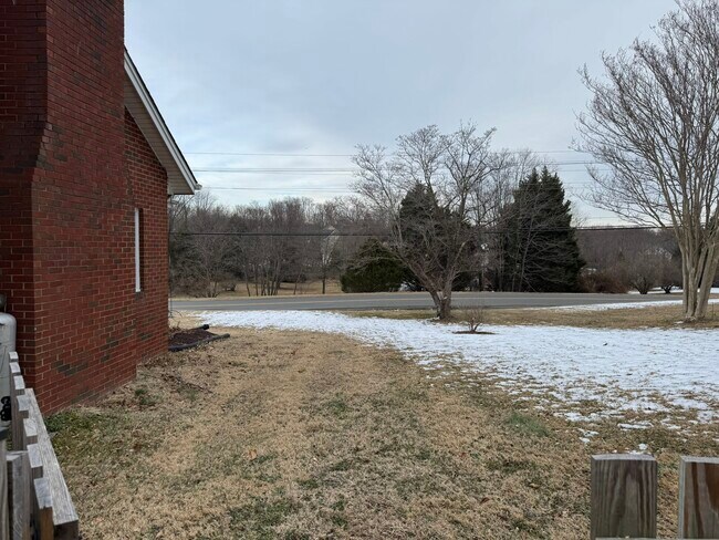 Building Photo - 10012 Ellis Rd