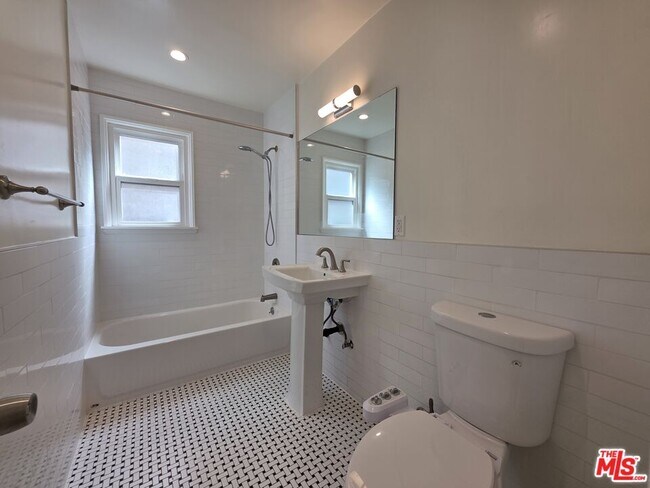 Building Photo - 102 Gaviota Ave
