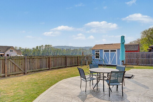 Building Photo - 4 bedroom 2 bath Praire Grove Home! Upgrades Galore!