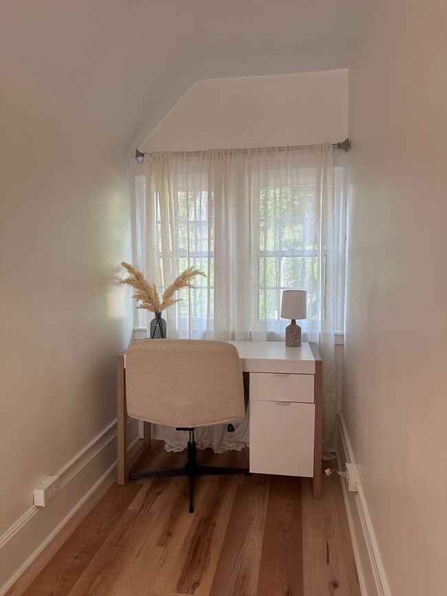 Building Photo - 3 bedroom, 2 bath, furnished Kingsport, TN