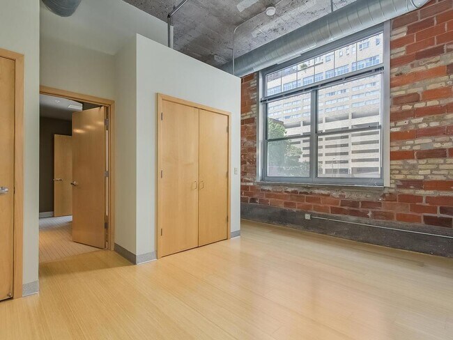 Building Photo - 521 S 7th St