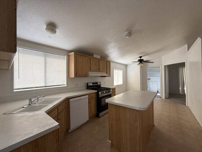 Building Photo - 3 bed 2 bath home with a large yard. BHCRE...
