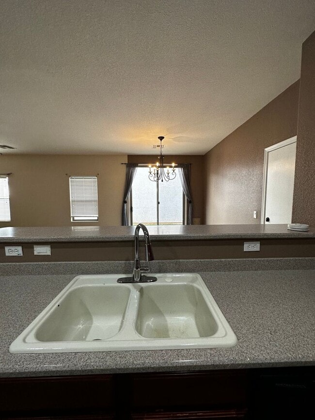 Building Photo - 4 BEDROOM HOME IN RAY RANCH