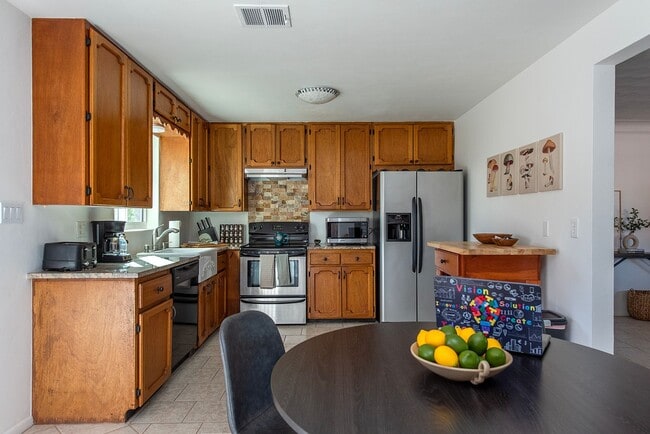 Building Photo - 3526 N Santa Rita Ave