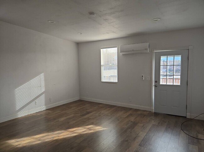 Primary Photo - 124 E Main St