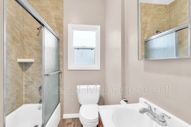 Building Photo - 709 York St