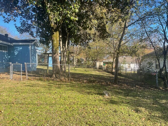 Building Photo - 3 Bedroom 1 Bath Home Near Downtown Benton