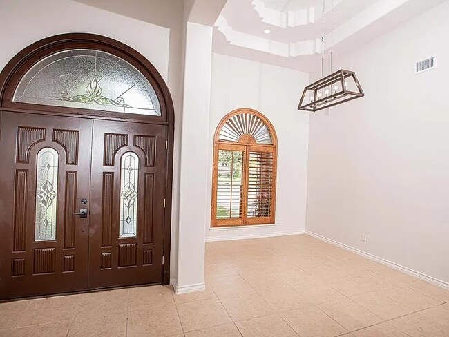 Building Photo - 1616 Sebastian Dr