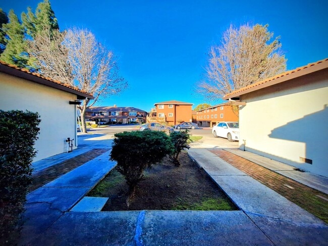 Building Photo - Charming 2bd Duplex With Private Yard & Garage