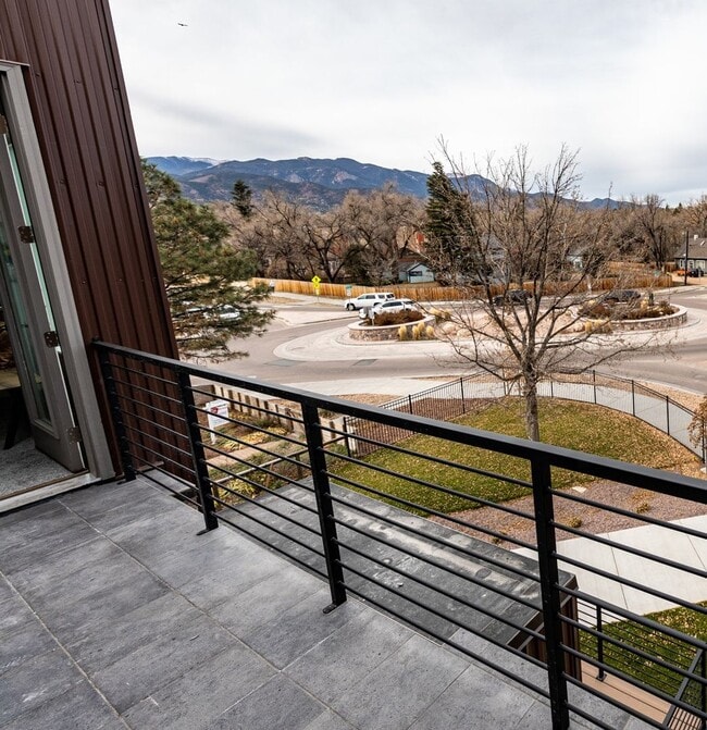 Building Photo - Luxury Executive Westside Townhouse with E...