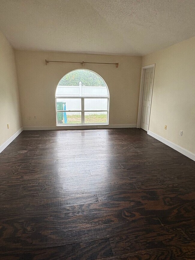 Building Photo - Wonderful 4 bedroom plus bonus room BEAUTY   call Sheila or text 407-687-7900