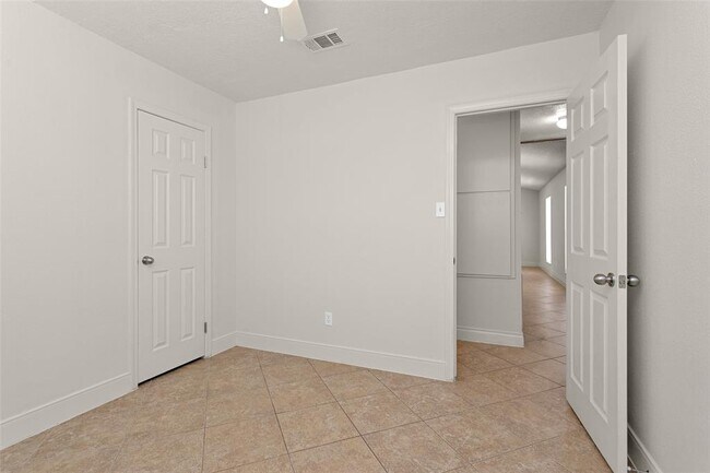 Building Photo - 9810 Kiwi Ln