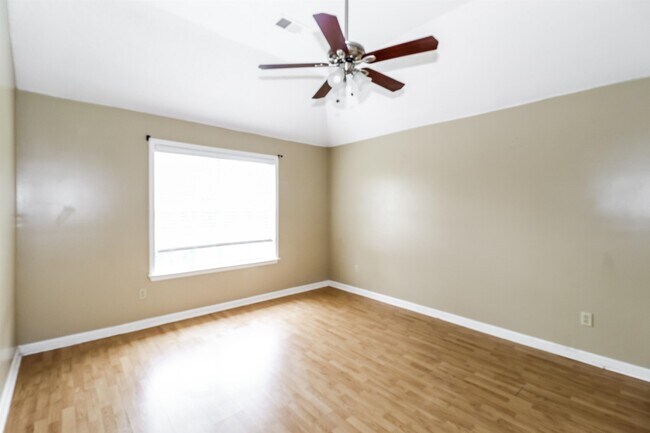 Building Photo - 827 Tropicana Dr E