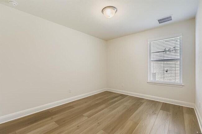 Building Photo - 1008 Sundrops St