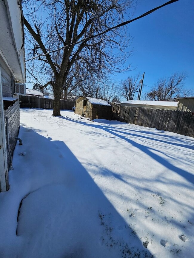 Building Photo - 2 Bedroom 1 Bath  Bonus Detached Master Bedroom