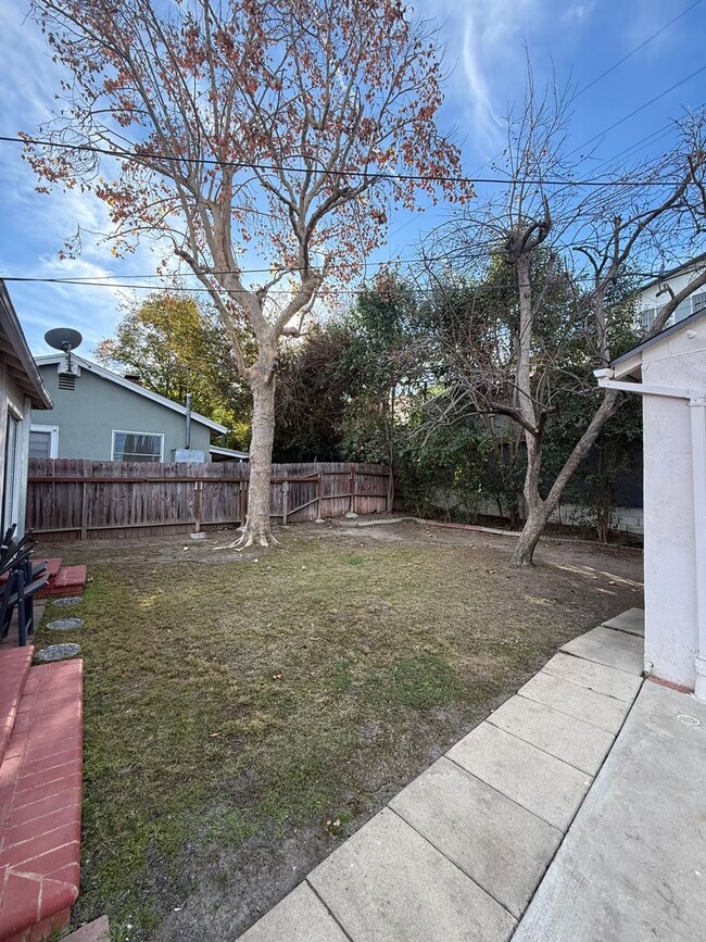 Building Photo - 2 bed, 1 bath home in Woodland Hills