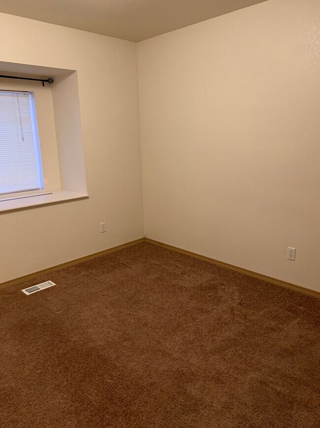 Building Photo - AVAILABLE NOW!! West side - 2 Bdrm, 1 Bath