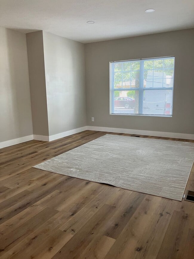 Building Photo - 1915 Poplar St