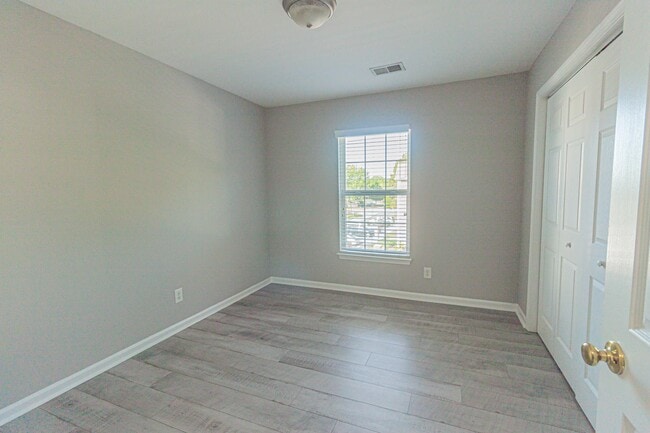 Building Photo - 4850 Meadowsweet Dr