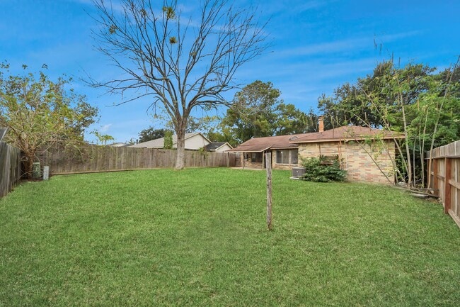 Building Photo - 527 Oakdale Dr