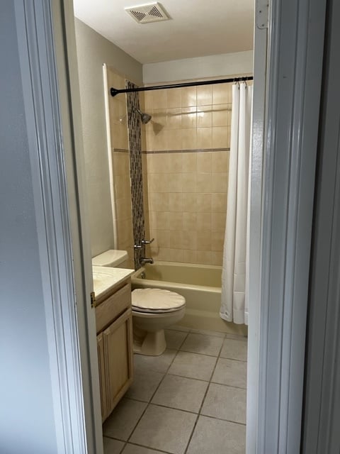 1st Story Bathroom w/ Tub - 201 San Saba St