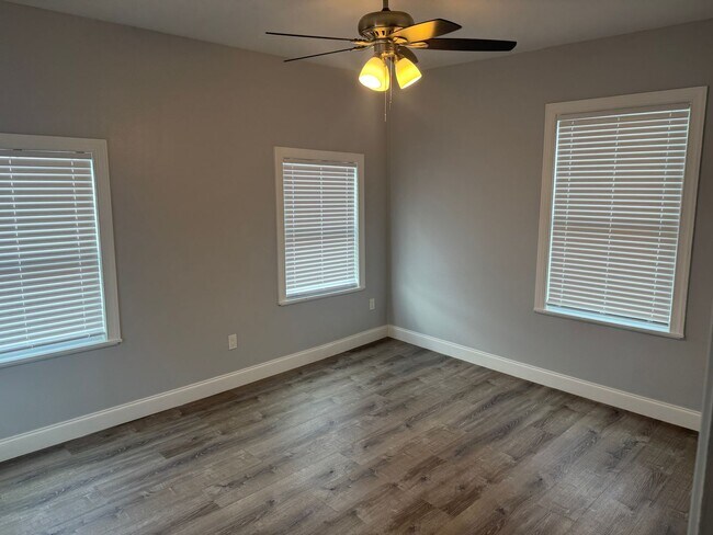 Building Photo - Large 4 bedroom West Tampa Bungalow