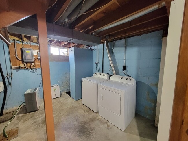 Building Photo - 3 Bedroom House with Large Garage