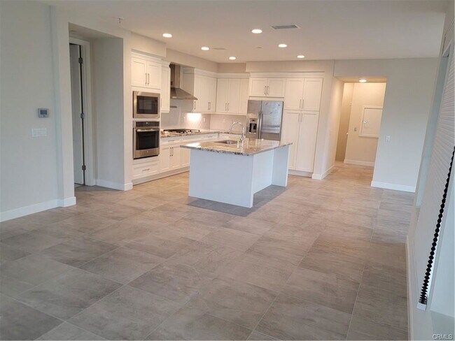 Building Photo - 325 Doheny Way