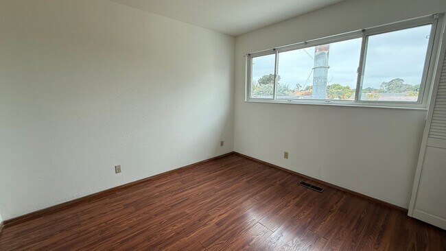 Building Photo - 1081 Holly St