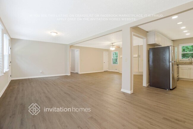 Building Photo - 246 Sandra Dr NW