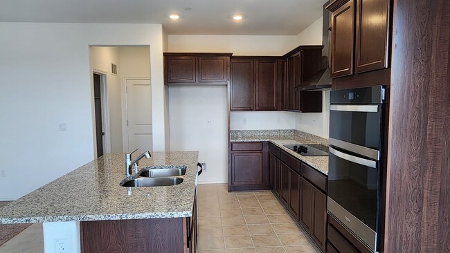 Building Photo - 1565 Pinchot Dr