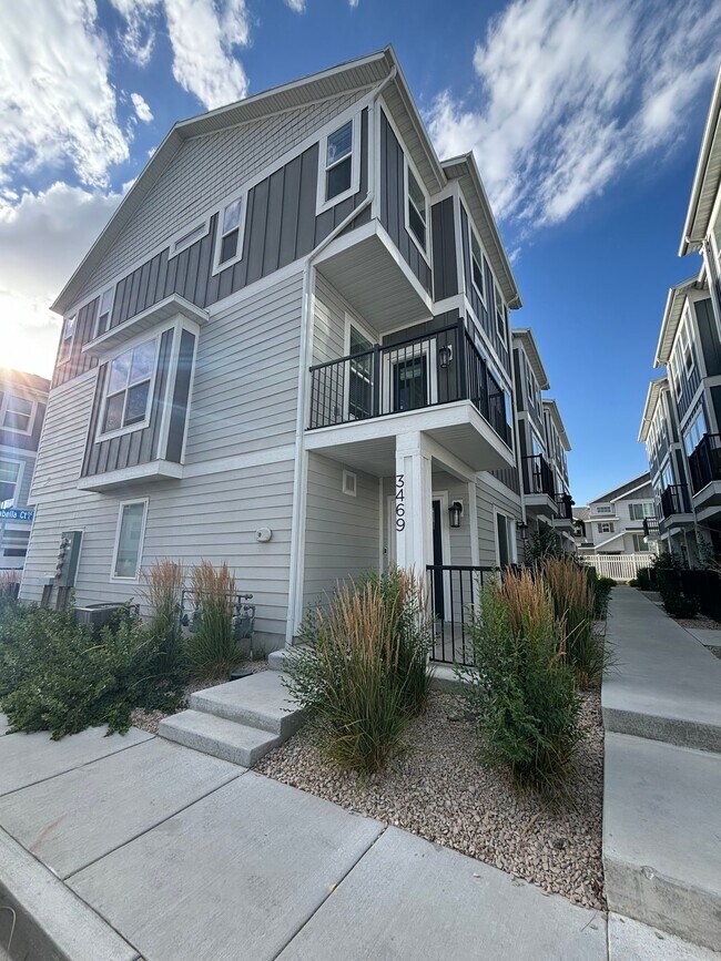 Building Photo - 3469 Arabella Ct