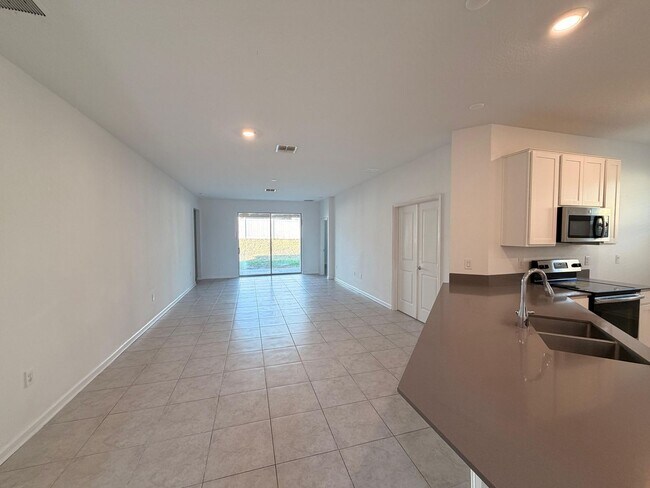 Building Photo - Rare find In-Law suite Home! Single family house with Separate entry and kitchen, laundry set!