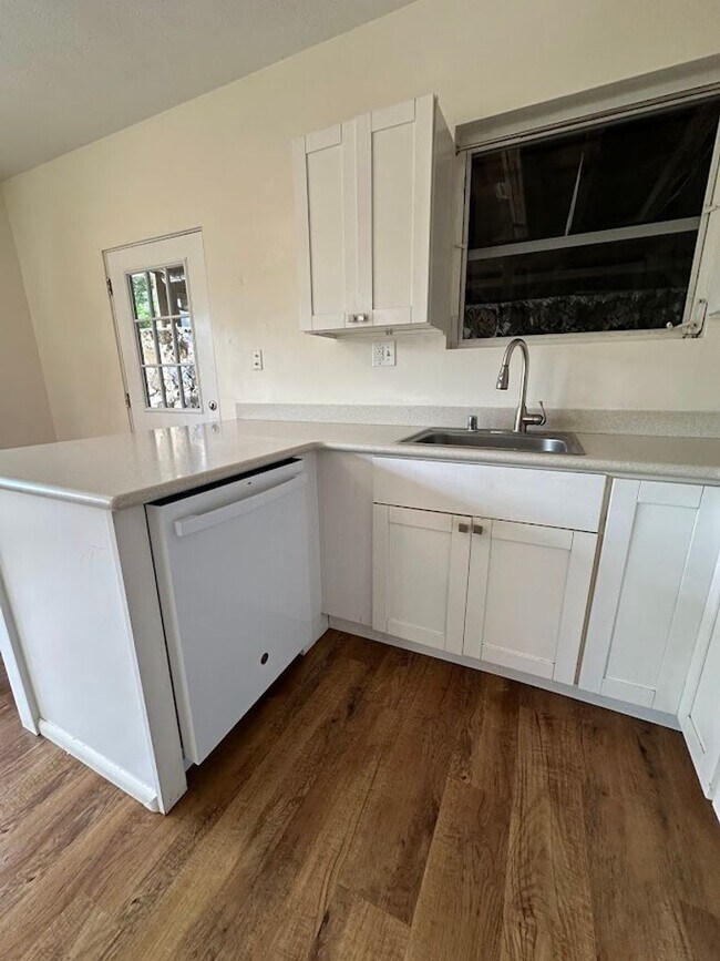 Building Photo - Nuuanu Pali Ground floor 3 bed, 1 ba including utilities and parking stall, pet negotiable