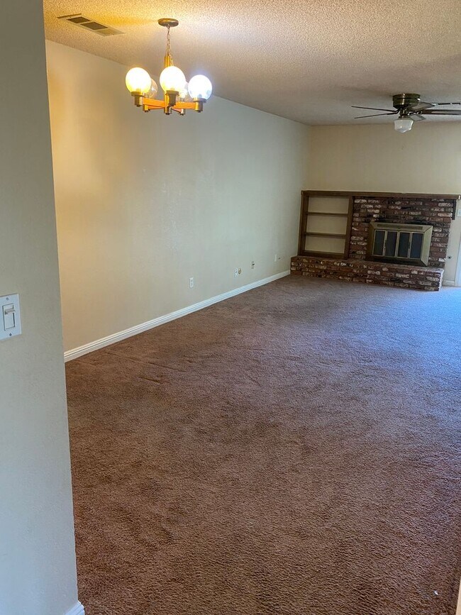 Building Photo - Spacious home in Northeast Hanford, central air, quiet cul-de-sac lot!