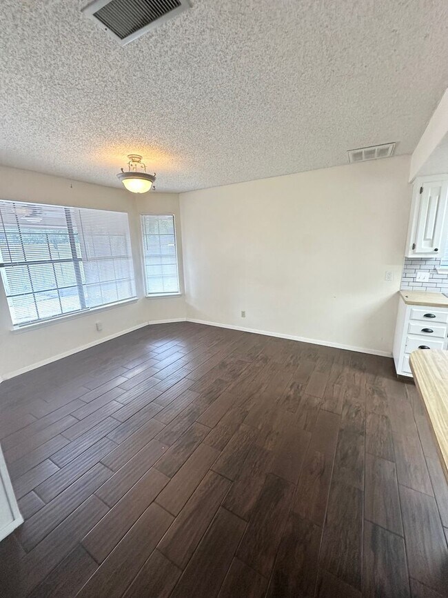 Building Photo - 4 Bed 2 Bath Ready to Rent ASAP