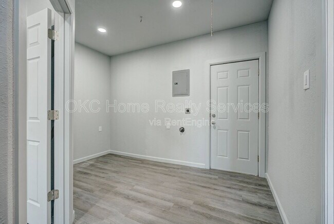 Building Photo - 1616 McGregor Dr