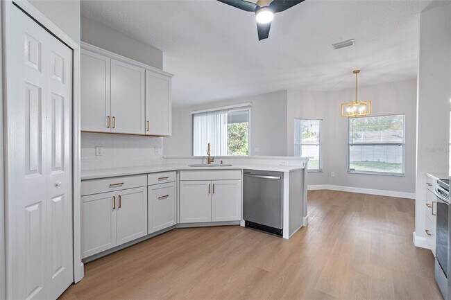 Building Photo - 32 Roxton Ln