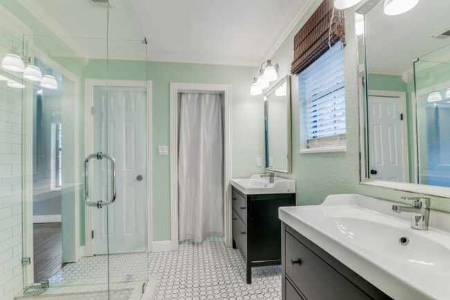 Building Photo - 913 Misty Water Ln