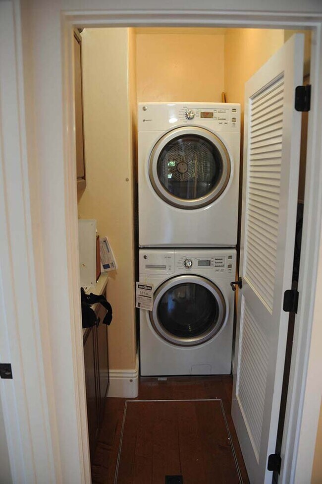 Building Photo - 225 W Angela St